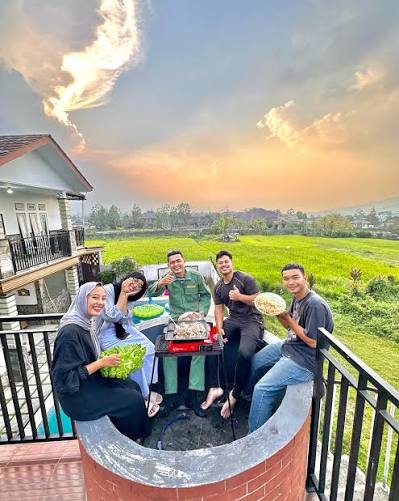 Keluarga menikmati staycation di villa Puncak Bogor
